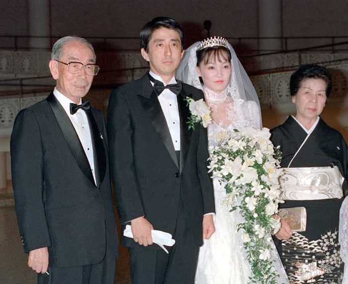 安倍晋三と安倍昭恵の若い頃（１９８７年６月、東京・高輪の結婚式会場にて。媒酌人は福田赳夫夫妻）
